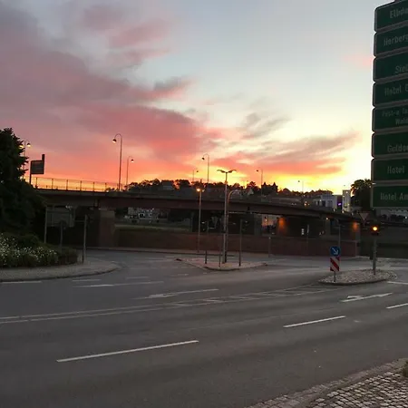 At Old Town Bridge Altstadt, Elbestrand, Fahrradweg, Schiffsanleger Lägenhet *