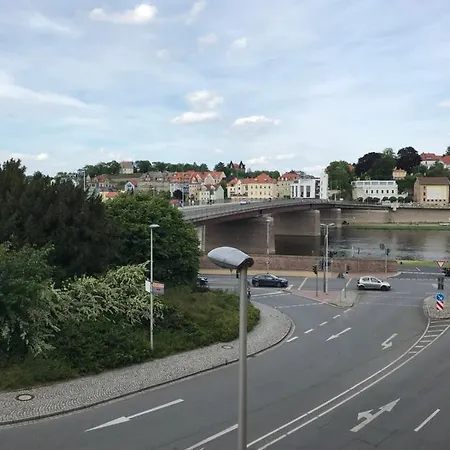 At Old Town Bridge Altstadt, Elbestrand, Fahrradweg, Schiffsanleger