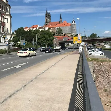 At Old Town Bridge Altstadt, Elbestrand, Fahrradweg, Schiffsanleger