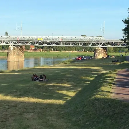 At Old Town Bridge Altstadt, Elbestrand, Fahrradweg, Schiffsanleger