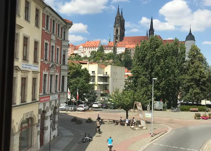 At Old Town Bridge Altstadt, Elbestrand, Fahrradweg, Schiffsanleger *