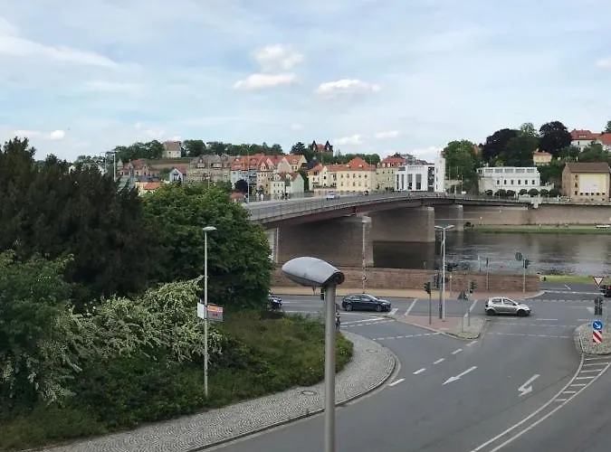At Old Town Bridge Altstadt, Elbestrand, Fahrradweg, Schiffsanleger