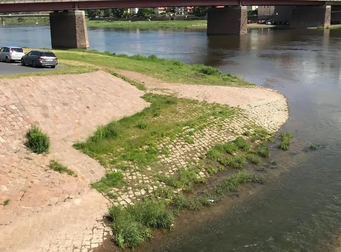 At Old Town Bridge Altstadt, Elbestrand, Fahrradweg, Schiffsanleger *