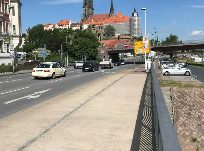 At Old Town Bridge Altstadt, Elbestrand, Fahrradweg, Schiffsanleger