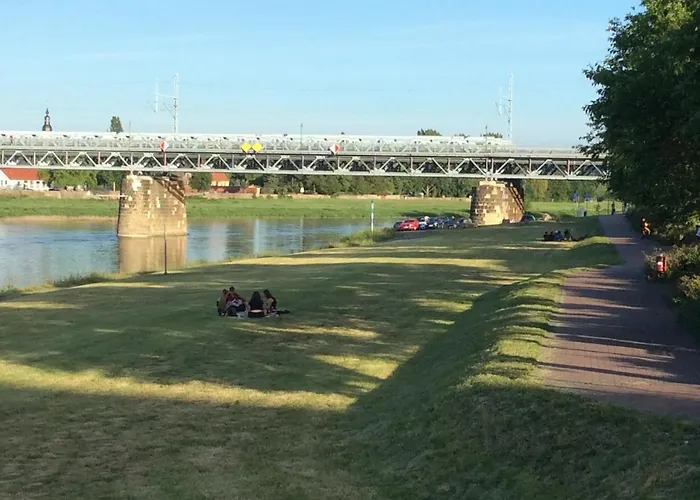 At Old Town Bridge Altstadt, Elbestrand, Fahrradweg, Schiffsanleger