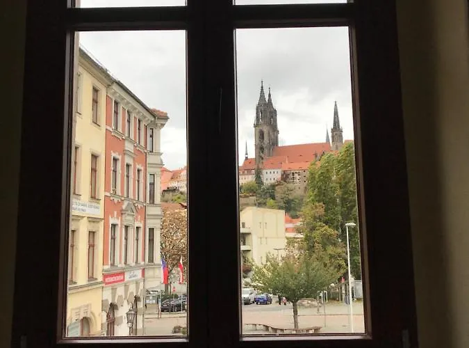 At Old Town Bridge Altstadt, Elbestrand, Fahrradweg, Schiffsanleger